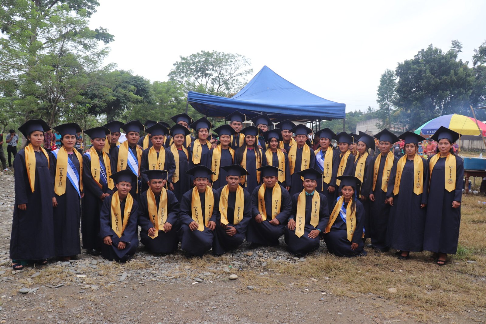 Grupo de jóvenes se gradúan de magisterio en Sepur Zarco.